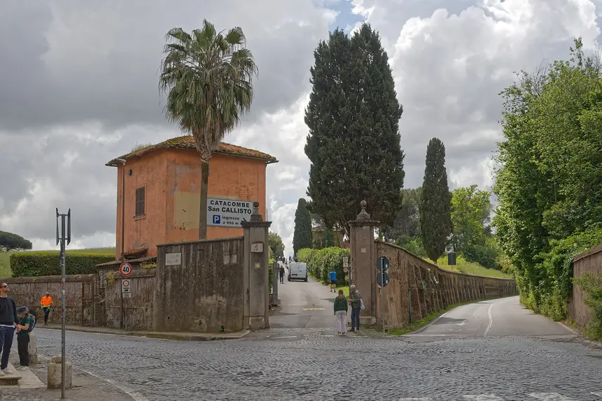 Il complesso esterno delle catacombe di San Callisto sulla Via Appia Antica