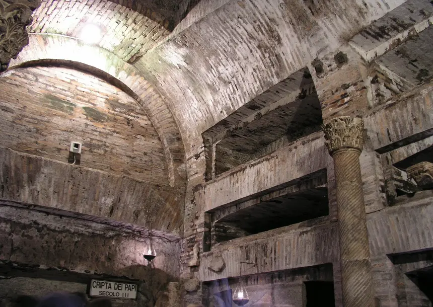 Interno della Cripta dei Papi nelle Catacombe di San Callisto, con colonne e lastre di epigrafi nelle pareti di tufo