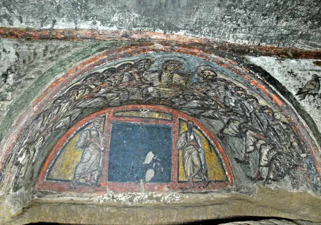 Galleria con loculi vuoti scavati nel tufo nelle catacombe di Domitilla