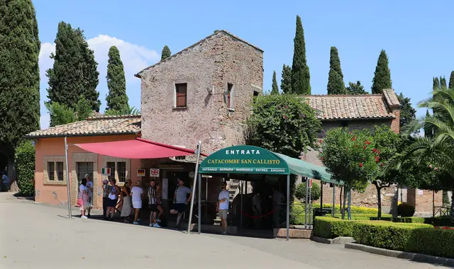 Viale alberato d’ingresso alle Catacombe di San Callisto sull’Appia Antica