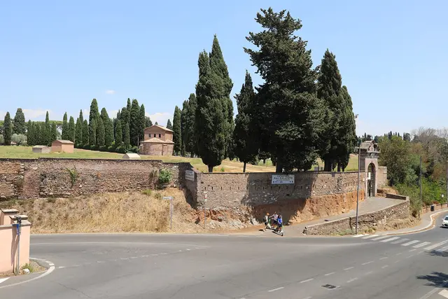 Giardini e cipressi sui terreni delle Catacombe di San Callisto